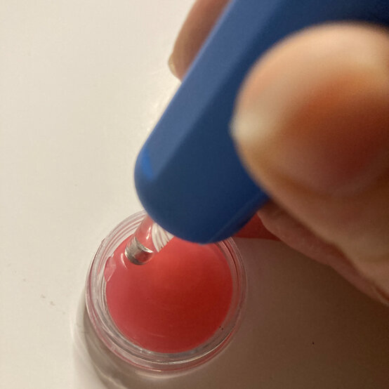 idea_customise-a-phone-case-with-diamond-dotz_step3b.jpg?sw=554&q=85