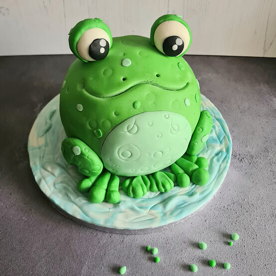 idea_how-to-make-a-frog-cake_step11.jpg?sw=554&q=85