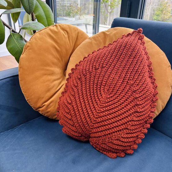 ideas%5Fhow%2Dto%2Dcrochet%2Da%2Dleaf%2Dcushion%5Fstep%2D6.jpg?sw=554&q=85