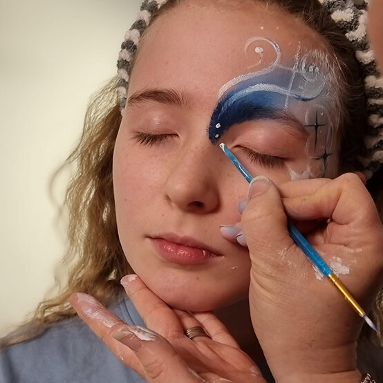 how-to-create-a-new-years-eve-face-paint-design_step6.jpg?sw=554&q=85