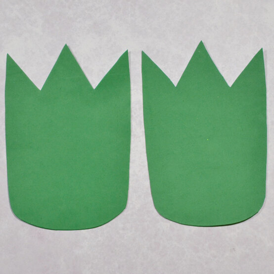 how_to_make_dinosaur_feet_craft_activities_step1a.jpg?sw=554&q=85