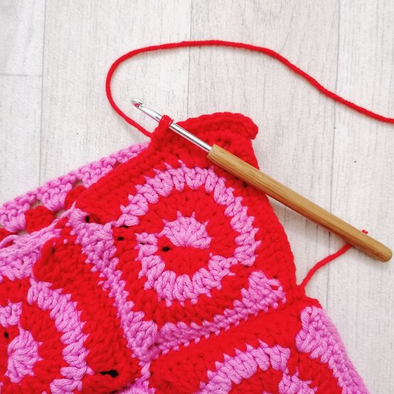 9-crochet-cushion-border-joining.jpg?sw=554&q=85