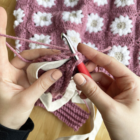 granny%2Dsquare%2Dflower%2Dtote%2Dbag%5Fstep%2D7.jpg?sw=554&q=85