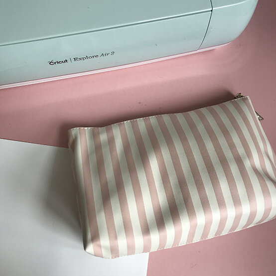 grass-bridesmaid-hamper-glass1-3.jpg?sw=554&q=85