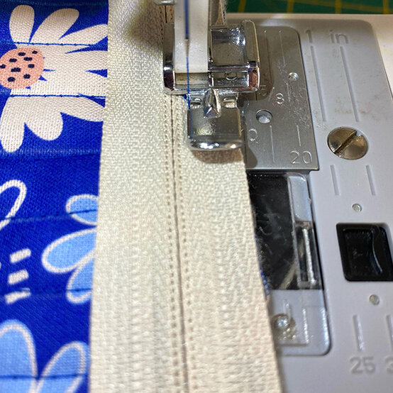 how-to-sew-a-quilted-makeup-bag_step6.jpg?sw=554&q=85