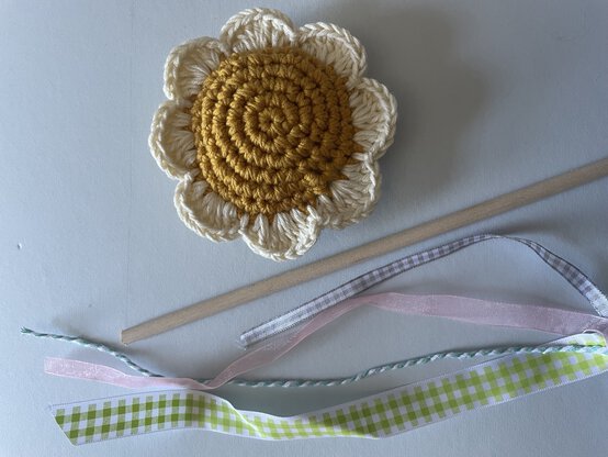 Crochet%20Daisy%20Wand%20Step%204.jpeg?sw=554&q=85