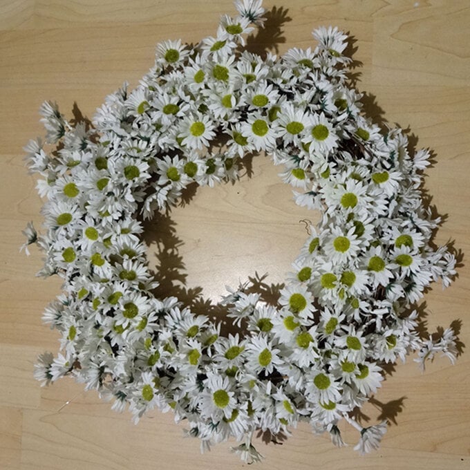 daisy-wreath-3.jpg?sw=680&q=85