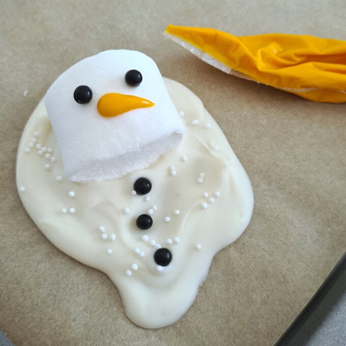 idea_how-to-make-melted-snowman-treats_step4b.jpg?sw=680&q=85