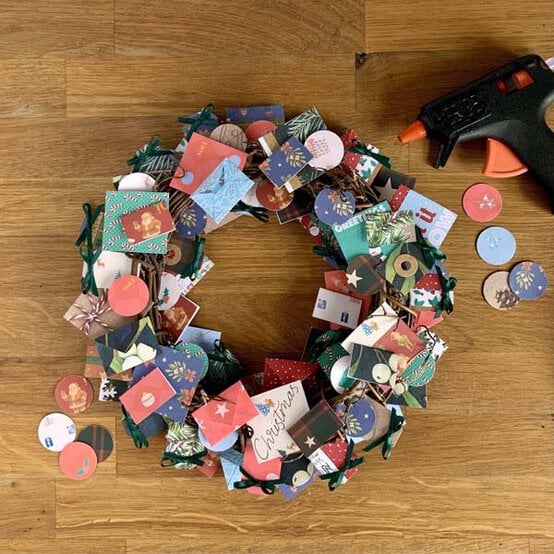 ideas%5Fhow%2Dto%2Dmake%2Da%2Dpapercraft%2Dchristmas%2Dwreath%5Fstep%2D11.jpg?sw=554&q=85