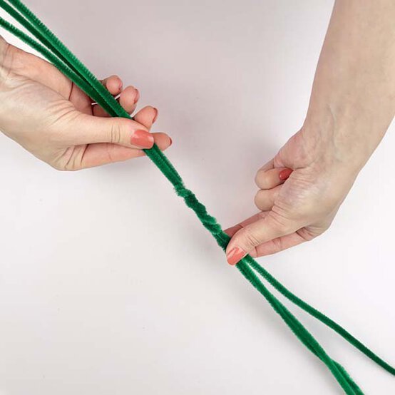 ideas%5Fpipe%2Dcleaner%2Dchristmas%2Dcrafts%5Fwreath%5Fstep%2D1.jpg?sw=554&q=85