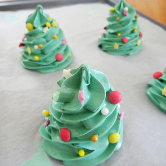 christmas-tree-meringues_step3_2.jpg?sw=554&q=85