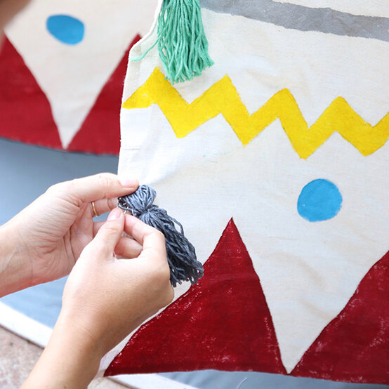 kids-teepee-painted-pom-pom-step-14.jpg?sw=554&q=85