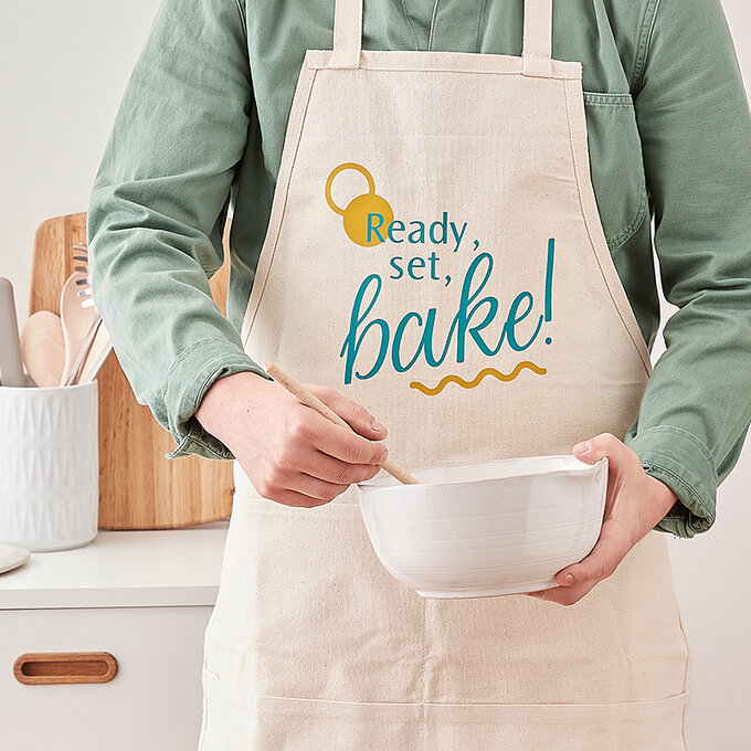 personalised-baking-hamper_apron.jpg?sw=680&q=85