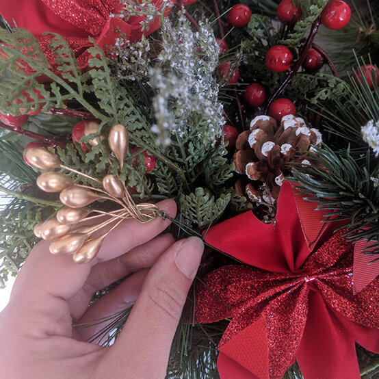 traditional-red-artificial-wreath-18.jpg?sw=554&q=85