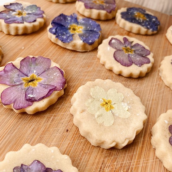 how_to_make_floral_biscuits_final-closeup.jpg?sw=554&q=85