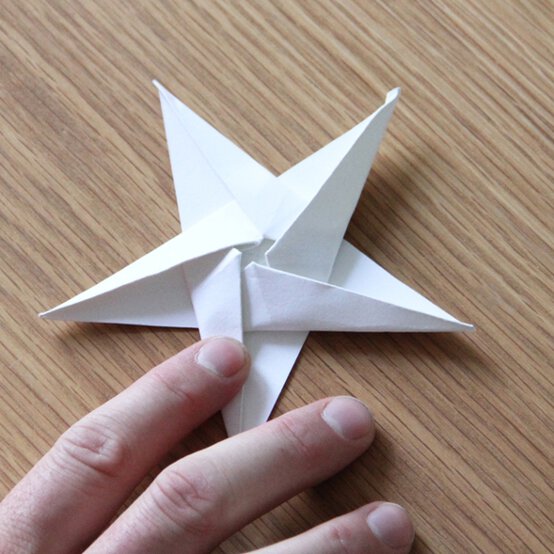 Origami-Star-Garland_Step12.jpg?sw=554&q=85
