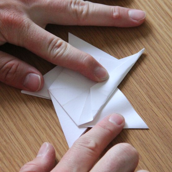 Origami-Star-Garland_Step10.jpg?sw=554&q=85
