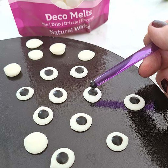 ideas%5Fhow%2Dto%2Ddecorate%2Da%2Dhalloween%2Dbundt%2Dcake%5Fstep%2D7a.jpg?sw=554&q=85