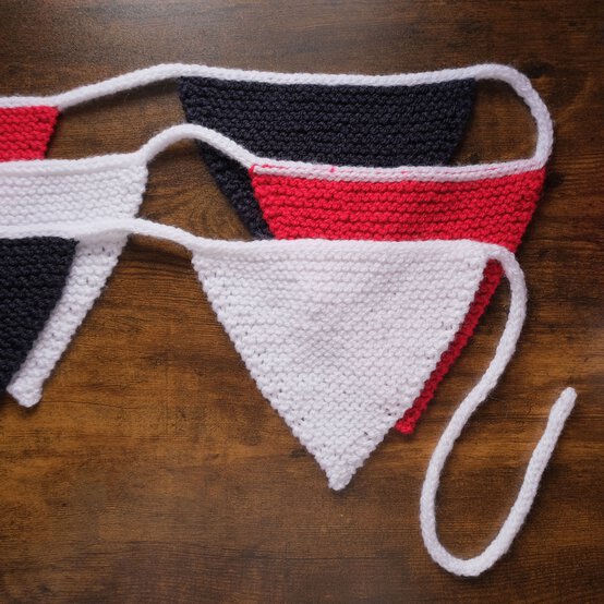 Ideas_How-to-Knit-Jubilee-Bunting-step-10.jpg?sw=554&q=85