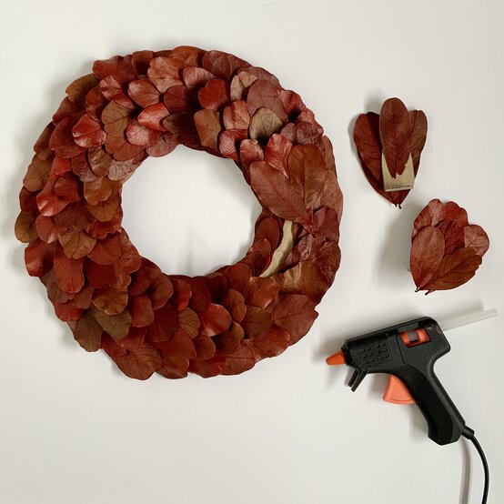 img_autumnleafwreathstep8.jpg?sw=554&q=85