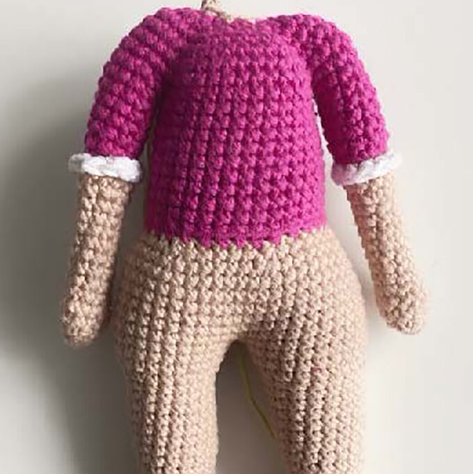 idea_how-to-crochet-amigurumi-mrs-claus_body12.jpg?sw=680&q=85
