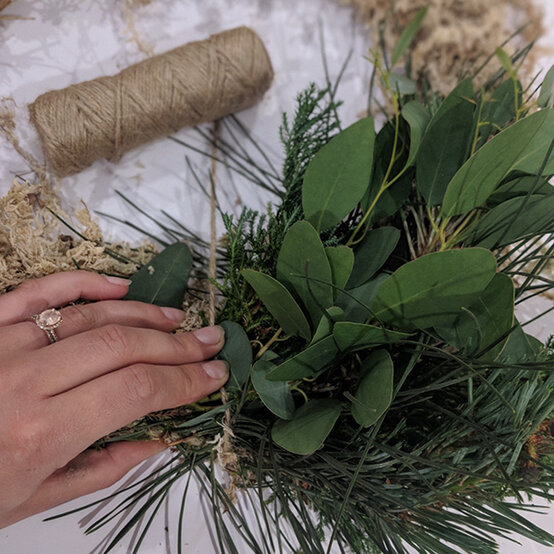 fresh-floral-wreath-step8a.jpg?sw=554&q=85