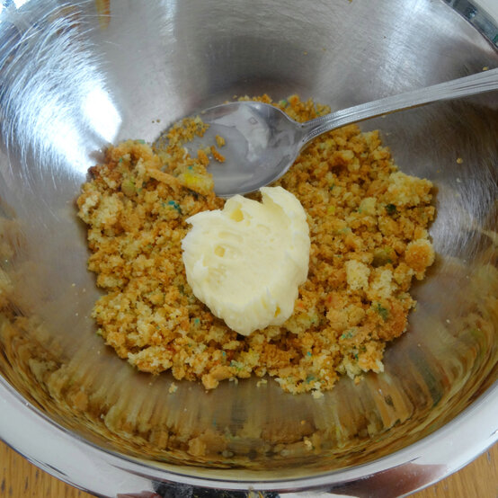 funfetti-ice-cream-cake_step10.jpg?sw=554&q=85