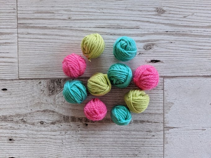 favourite_grandma_frame_coloured_wool_balls_8.jpg?sw=680&q=85