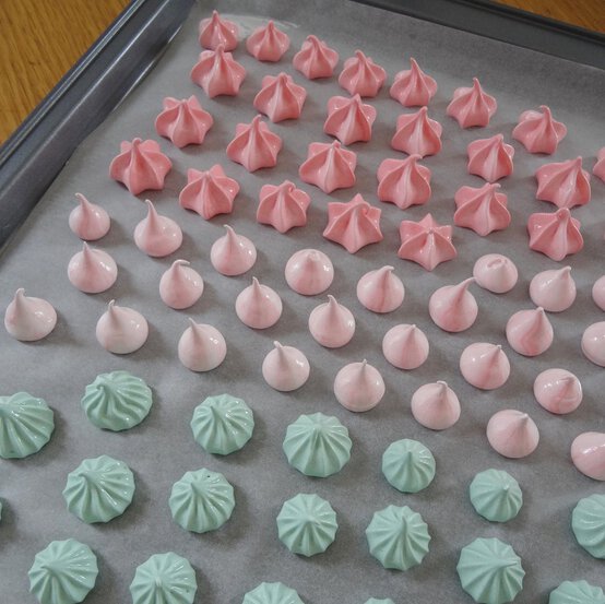 decorated-xmas-cupcakes_step4_2.jpg?sw=554&q=85