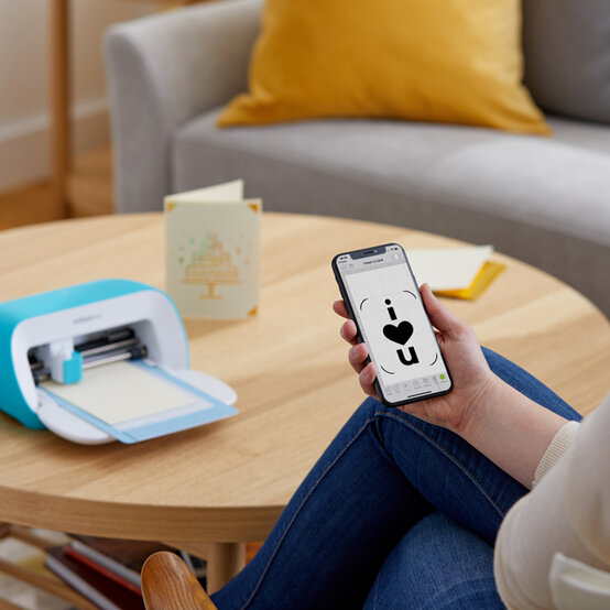 600x600-cricut-joy-create-custom-cards-in-minutes.jpg?sw=554&q=85