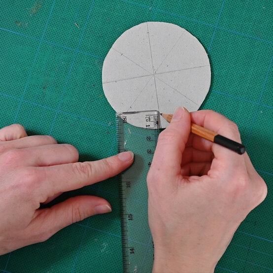 Idea_sustainable-tree-decorations-to-make_step3c.jpg?sw=554&q=85