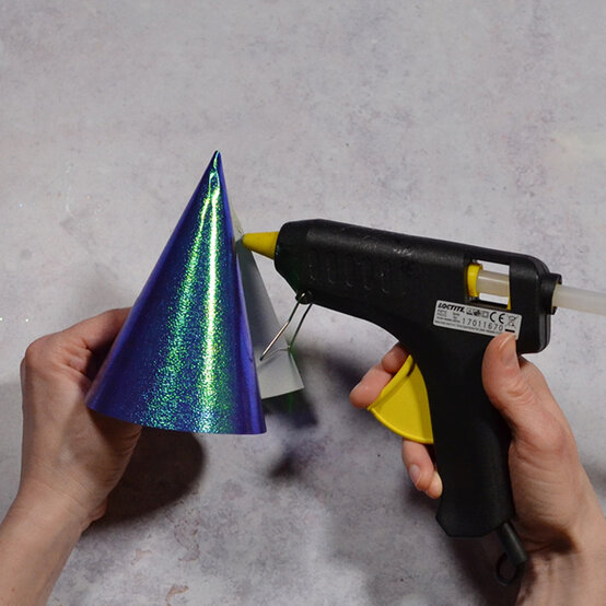 how_to_make_dinosaur_party_hats_craft_activities_step2.jpg?sw=554&q=85