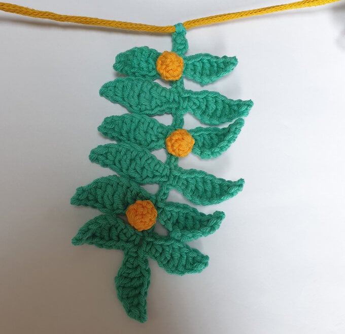 how-to-crochet-an-autumn-garland-7.jpg?sw=680&q=85