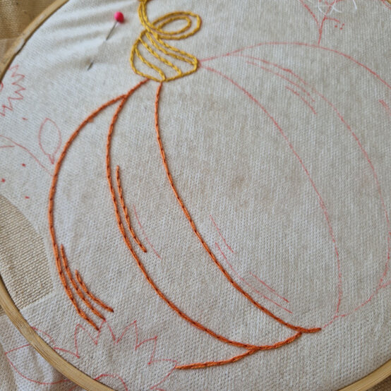 idea%5Fautumn%2Dembroidery%2Dprojects%2Dto%2Dtry%2Dcushion%5Fstep%2D26.jpg?sw=554&q=85