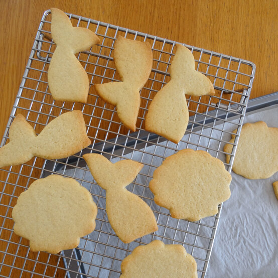 mermaid-biscuits_step1_2_edit.jpg?sw=554&q=85