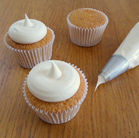 decorated-xmas-cupcakes_step6.jpg?sw=554&q=85