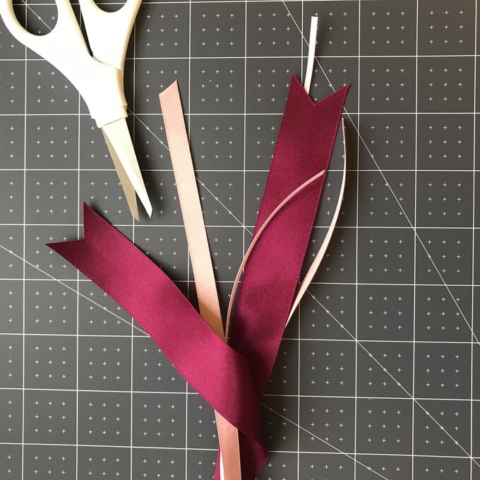 ribbon-bookmarks-step_1_5.jpg?sw=680&q=85