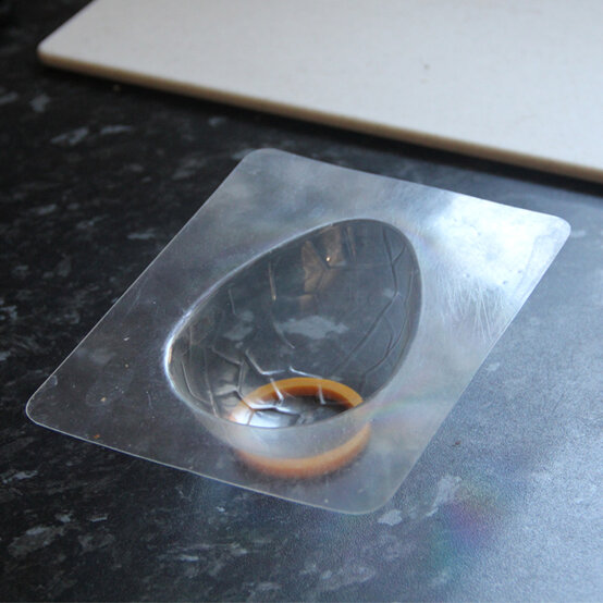 abstract-chocolate-eggs-step1.jpg?sw=554&q=85