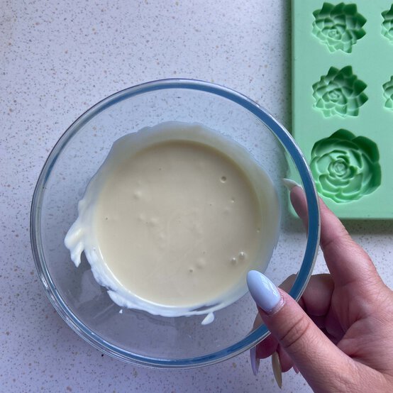 Idea_how-to-make-terrarium-cake-jars_step2b.jpg?sw=554&q=85