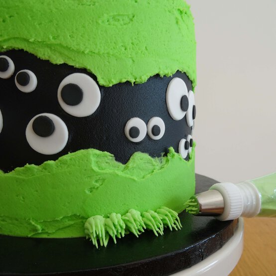halloween-fault-line-cake-step-6.jpg?sw=554&q=85