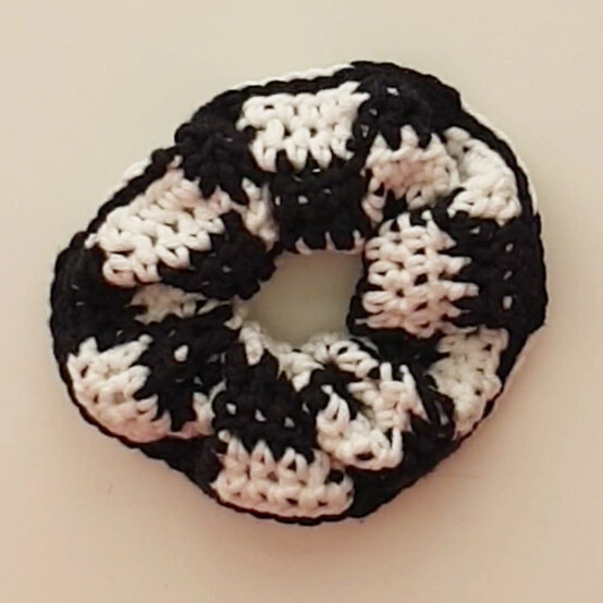 Idea_How-to-crochet-a-scrunchie_Check.jpg?sw=554&q=85