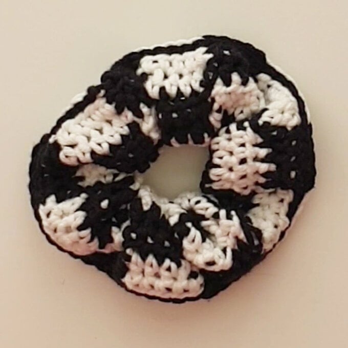 Idea_How-to-crochet-a-scrunchie_Check.jpg?sw=680&q=85