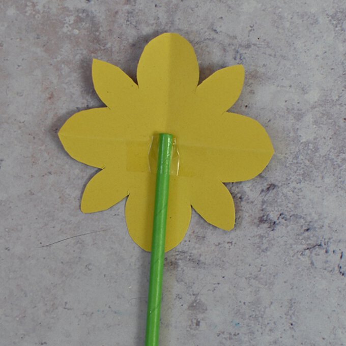 How-to-Make-an-Easy-Daffodil-Bouquet_Step5b.jpg?sw=680&q=85