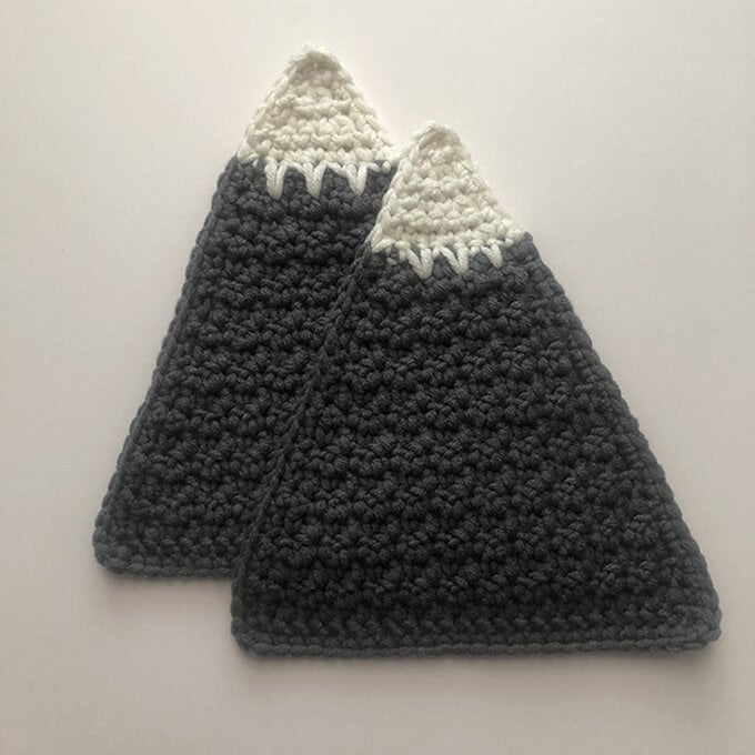 Idea_How-to-crochet-a-mountain-cushion_photo_5.jpeg?sw=680&q=85