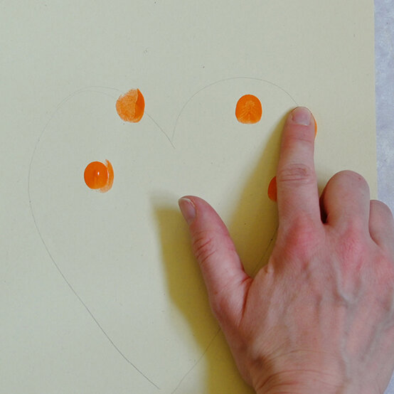 kids-handprint-art-ideas_fingerprint-heart-2.jpg?sw=554&q=85