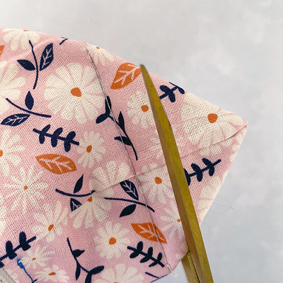 how-to-sew-a-quilted-makeup-bag_step18b.jpg?sw=554&q=85