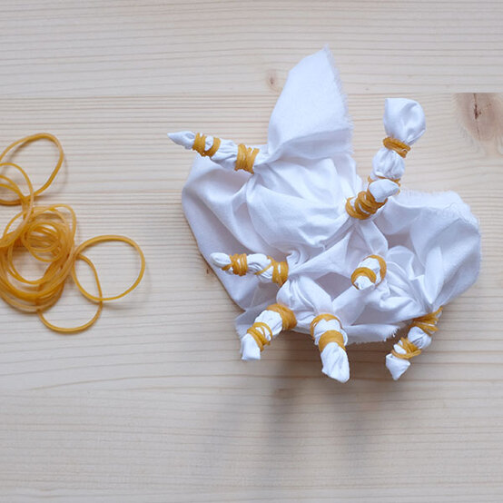 shibori-tie-dye-step8.jpg?sw=554&q=85