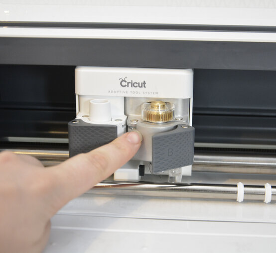 cricut_how_to_make_a_bee_wall_hanging_step12.jpg?sw=554&q=85