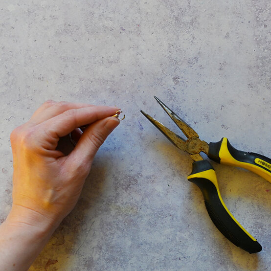 how_to_make_friendship_keyrings_8.jpg?sw=554&q=85