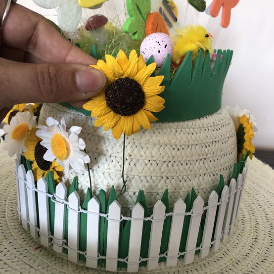easter_bonnet_sunflower_pick_step_6.jpg.jpeg?sw=554&q=85